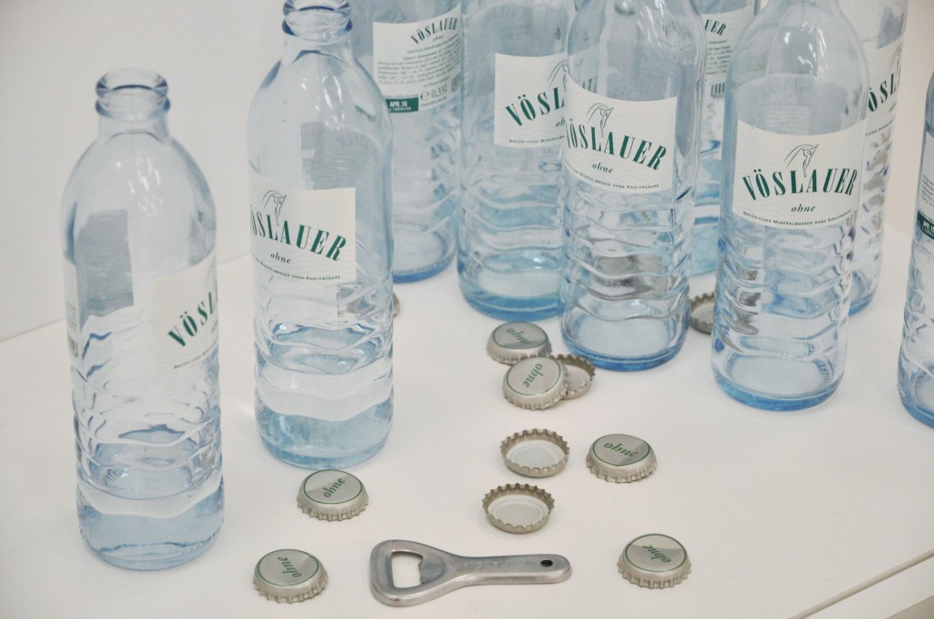 nature morte de bouteilles d'eau plate