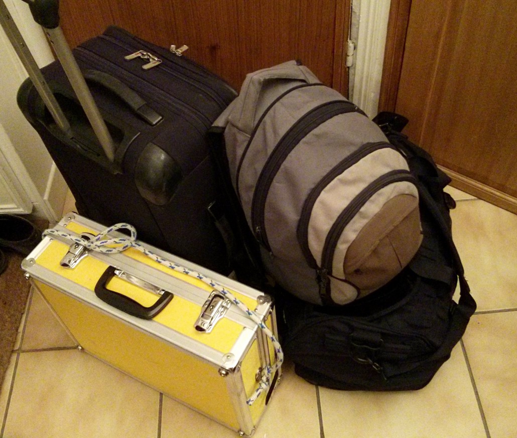 une valise, un sac, un sac à dos et une malette jaune
