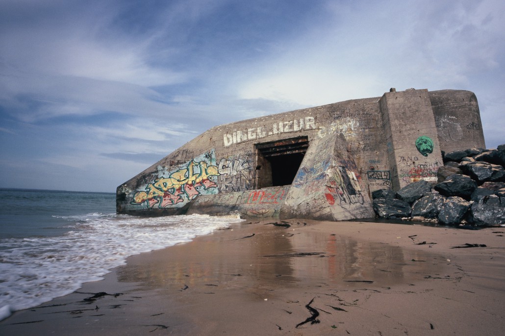 bunker au niveau de la plage tagué par différents artistes